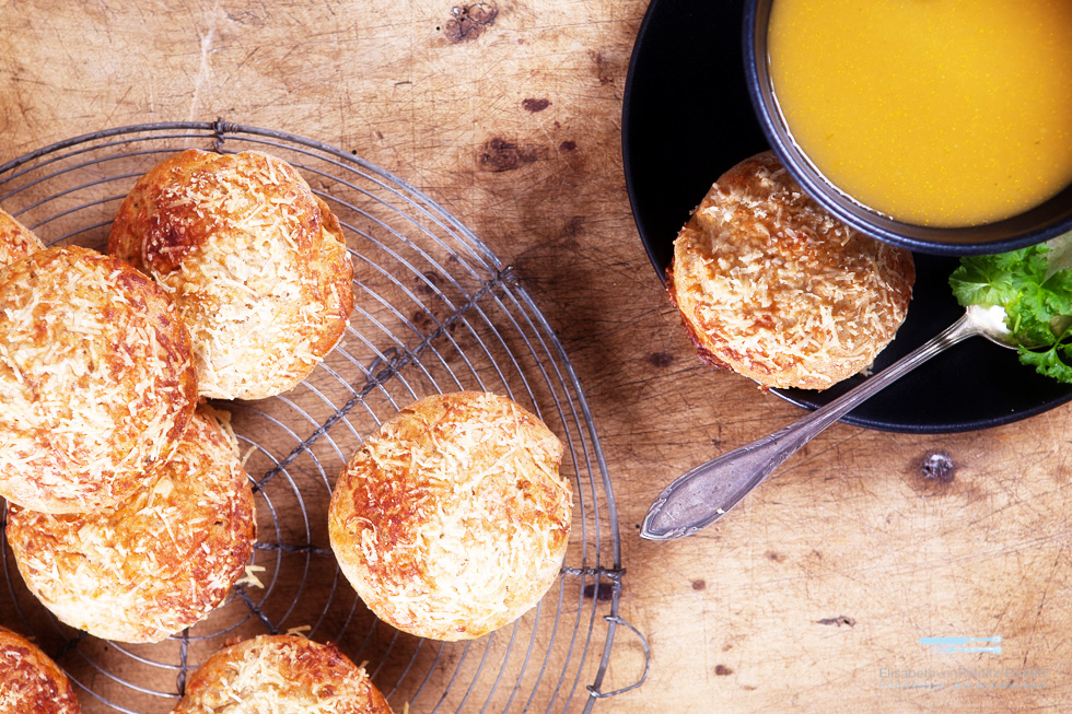 Emmer-Parmesan-Scones Mit Getrockneten Tomaten Zur Gemüsesuppe