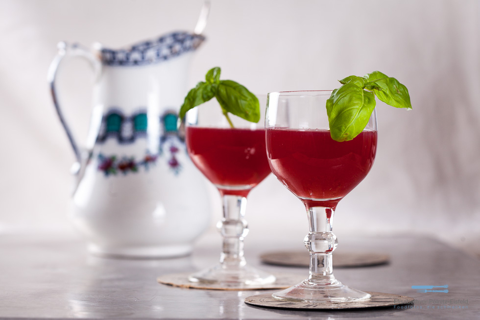 Pfeffriger Erdbeer-Drink Mit Basilikum
